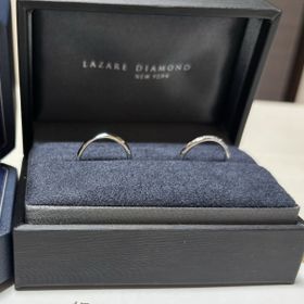 【ラザール ダイヤモンド(LAZARE DIAMOND)の口コミ】 新郎用のものはシンプルで、新婦用のものはダイヤがついたもの。
ラザール…