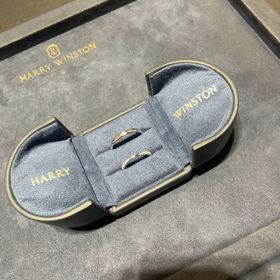 【ハリー・ウィンストン(Harry Winston)の口コミ】 婚約指輪はグラフのアイコンを選びました。
横にパカ！のハリーウィンスト…
