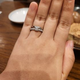 【アイプリモ(I-PRIMO)の口コミ】 大きいダイヤの周りに小さいダイヤが敷き詰められており、とても可愛いデ…