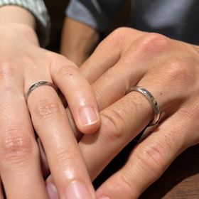 【PROPONERE(プロポネール)の口コミ】 シンプルなデザインで着け心地もいいです。私とパートナーの指輪の好みが…