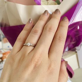 【アイプリモ(I-PRIMO)の口コミ】 シンプルなデザインでつけ心地がいい指輪です。ダイヤのきらめきをしっか…