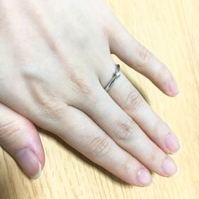 【4℃ BRIDAL(ヨンドシーブライダル)の口コミ】 王道のシンプルなデザインで気に入っています。中央部にいくほどリングが…