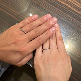 【AMATSU(アマツ)の口コミ】 赤い糸を意味する、ピンクゴールドのラインがお気に入りです。指にはめた…