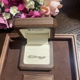 【TANZO.(鍛造指輪)の口コミ】 自分でデザインを決めれるのがいいです。
ダイヤの数、配置、指輪の形を決…