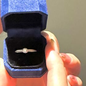 【PORTADA(ポルターダ)の口コミ】 エタニティリングだけど真ん中のダイヤを引き立ててくれる。
真ん中のダイ…