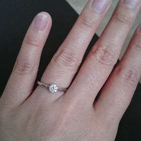 【STAR JEWELRY(スタージュエリー)の口コミ】 ダイヤの質と価格から、スタージュエリーを選びました。ダイヤの下には青…