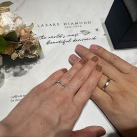 【ラザール ダイヤモンド(LAZARE DIAMOND)の口コミ】 Vデザインでダイヤモンドの輝きが綺麗なものを探していました。
21石のダ…