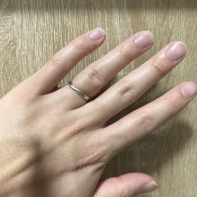 【銀座ダイヤモンドシライシの口コミ】 付け心地が良く毎日つけていても違和感がない。
また、ねじれ具合がおしゃ…