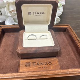 【TANZO.(鍛造指輪)の口コミ】 指輪に対して斜めにラインが入っており、マット加工と光沢、両方入ってい…