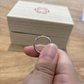 【出雲結(いずもゆい)の口コミ】 シンプルデザインで付け心地が凄くよいのが決め手でした。
結婚指輪にも素…
