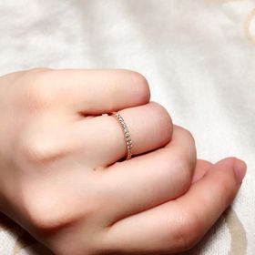 【VANillA(ヴァニラ)の口コミ】 爪留めの細いハーフエタニティを探していました。こんなに細くてダイヤを…