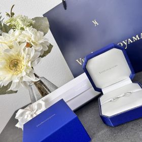 【ヴァンドーム青山(VENDOME AOYAMA)の口コミ】 婚約指輪もヴァンドーム青山で購入しました。
婚約指輪と重ね付けしたかっ…