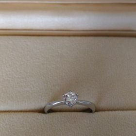 【アネリディギンザ(ANELLI DI GINZA)の口コミ】 ダイヤモンドが引き立つシンプルな指輪が良かったので、この指輪にしまし…