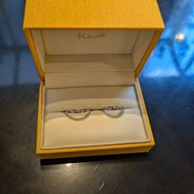 【ケイウノ ブライダル(K.UNO BRIDAL)の口コミ】 刻印を細かく入れられる点です。デザイナーさんとその場で相談しながらデ…