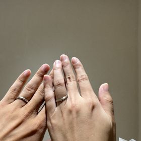 【出雲結(いずもゆい)の口コミ】 今回選んだ指輪は、真ん中に光ピンクゴールドのラインが特徴的で、シンプ…