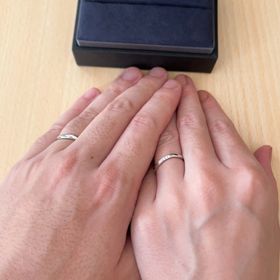 【ラザール ダイヤモンド(LAZARE DIAMOND)の口コミ】 シンプルなデザインで探していました。指が浮腫みやすく指輪をつけるのに…