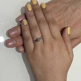 【俄(にわか)】の口コミ 暁というデザインで、片側にメレダイヤが埋め込まれているタイプです。
安...