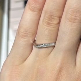 【ROYAL ASSCHER(ロイヤル・アッシャー)】の口コミ ダイヤモンドがグラデーションのように入っているデザインが好みなので、と...