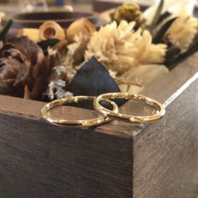 【鎌倉彫金工房の口コミ】 作成前に資料を見ながら、夫婦で同じ色やデザインを選びました。デザイン…