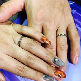 【Disney Cinderella(ディズニー シンデレラ)の口コミ】 女性用の指輪は細身でシャープな感じですが角度によりキラキラ光るところ…