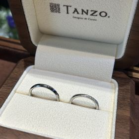 【TANZO.(鍛造指輪)の口コミ】 素材(プラチナ)と一部デザイン(エッジ加工)おそろいに。
新婦のリングのみ…