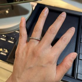 【ROYAL ASSCHER(ロイヤル・アッシャー)】の口コミ ハーフエタニティが指が綺麗に見えたので、結婚指輪はハーフエタニティで探...