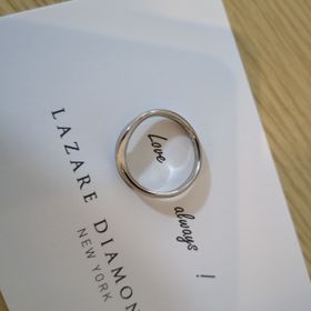 【ラザール ダイヤモンド(LAZARE DIAMOND)の口コミ】 パートナーと同じブランド、型にしました。
婚約指輪との重ね付けを希望し…