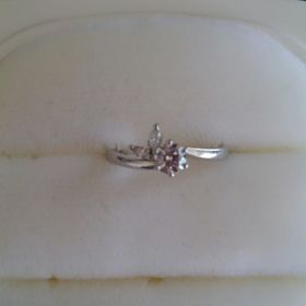 【俄(にわか)の口コミ】 ずっと憧れていた婚約指輪。
只し、どうせ貰うならば自分の好きなデザイン…