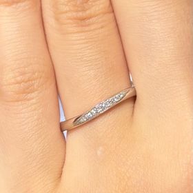 【モニッケンダム(MONNICKENDAM)の口コミ】 ストレートタイプのとてもシンプルなデザインの指輪です。女性用のリング…