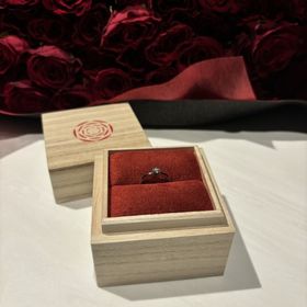 【出雲結(いずもゆい)の口コミ】 ダイヤが際立つ、シンプルなデザインを選びました。
光が当たるとキラキラ…