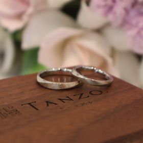 【TANZO.(鍛造指輪)の口コミ】 太さや形だけでなく、ゴールドの色合い、質感まで選ぶことができて、悩み…