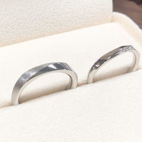 【TANZO.(鍛造指輪)の口コミ】 素材…プラチナ
新郎…ストレート、鏡面と粗目マット加工、面…