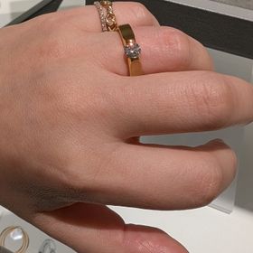 【NIESSING(ニーシング)】の口コミ 独特なデザインのリングで、ダイヤが浮いているようなデザインです。爪で留...