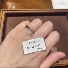【TANZO.(鍛造指輪)の口コミ】 斜めにダイヤがあしらわれておりおしゃれなデザインになっています。ダイ…
