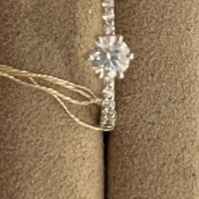 【モニッケンダム(MONNICKENDAM)の口コミ】 デザインが気に入りました。真ん中のダイヤモンドに向かってリングが細く…