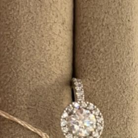 【モニッケンダム(MONNICKENDAM)の口コミ】 ダイヤモンドの質とデザインが気に入りました。大きめのダイヤモンドを小…