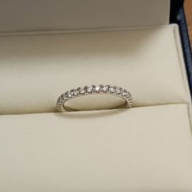 【GALA JEWELRY(ガラジュエリー)の口コミ】 細身のハーフエタニティリングです。最初試着をしていた際、ダイヤが窮屈…