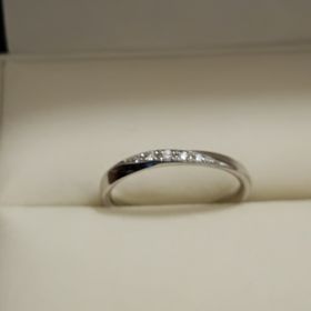 【GALA JEWELRY(ガラジュエリー)の口コミ】 プラチナのリングに少しメレダイヤが入っています。ねじれがある形なので…