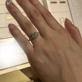 【グラフ(GRAFF)の口コミ】 デザインも丸ではなく丸みをおびた四角で、なによりもダイヤモンドがきら…