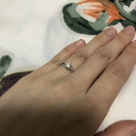 【LAPAGE(ラパージュ)の口コミ】 指輪のコンセプトはシロツメクサで、花冠をイメージしていることや、花言…