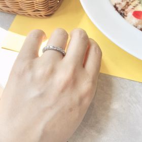 【DIALLURE(ディアリュール)の口コミ】 婚約指輪を購入しなかったので、結婚指輪のエタニティリングに贅沢にダイ…