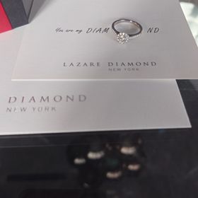 【ラザール ダイヤモンド(LAZARE DIAMOND)の口コミ】 素敵なデザインに惹かれて購入を決めました。
ダイアモンドが虹色に光り、…