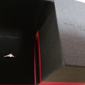 【ラザール ダイヤモンド(LAZARE DIAMOND)の口コミ】 一番の決めてはダイヤモンドの輝きが美しいのが決めてでした。
指を傾ける…