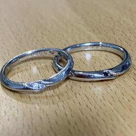 【エクセルコダイヤモンド(EXELCO DIAMOND)の口コミ】 小さなダイヤモンドを一粒埋め込んだシンプルな指輪です。指輪の内側には…