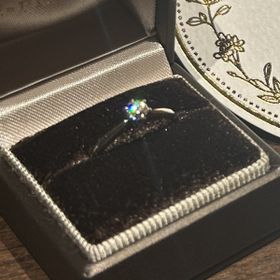 【アイプリモ(I-PRIMO)の口コミ】 とてもシンプルで洗練された指輪のデザインでした！
女性の手に馴染むけれ…