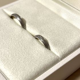 【NEUSPUR(ノイシュプール)の口コミ】 ツルツルでキラキラしたメジャーな指輪ではなく、マッドでザラザラしたデ…