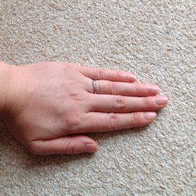 【STAR JEWELRY(スタージュエリー)の口コミ】 華奢なデザインと綺麗なダイヤモンドが気に入りました。

華奢なデザイン…