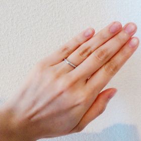 【俄(にわか)の口コミ】 結婚指輪は毎日身につけるものなので、見た目は勿論のこと、違和感なく付…