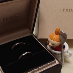 【アイプリモ(I-PRIMO)の口コミ】 婚約指輪と同じプラチナを選択しました。ゆるやかなウェーブの形、どの角…