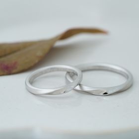 【THREE TREES(スリーツリーズ)の口コミ】 シンプルかつ付けて飽きないデザインにしたく、ツヤ消しとツヤ有りを合わ…